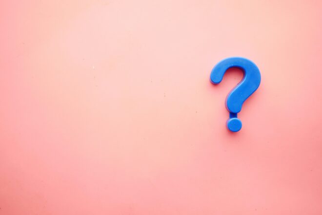 Blue question mark on pink background to represent the question: how to choose a B2B consultancy?