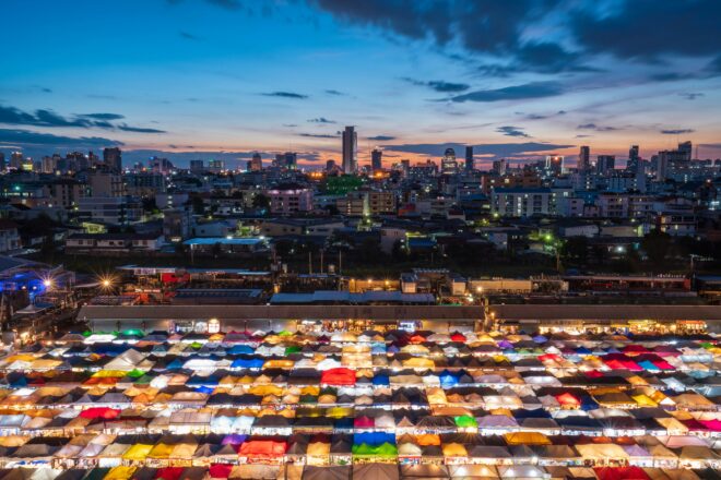 City skyline used as a photo in a blog discussing the differences between market research and markey analysis.